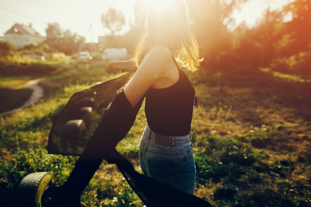 Стильная хипстерша развлекается в солнечном парке на удивительном солнечном луче
 - Фото, изображение