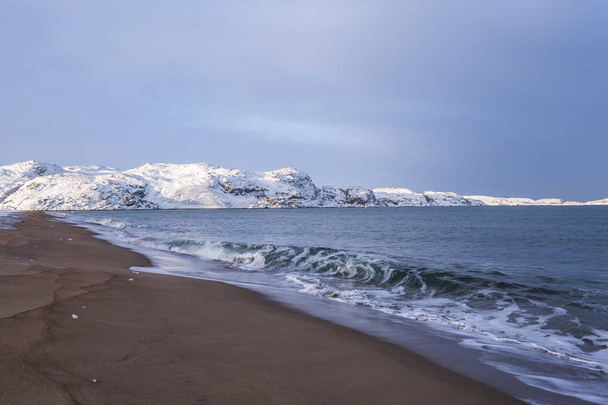 Barents Sea shore. Paisagem de inverno da Península Kola
 - Foto, Imagem