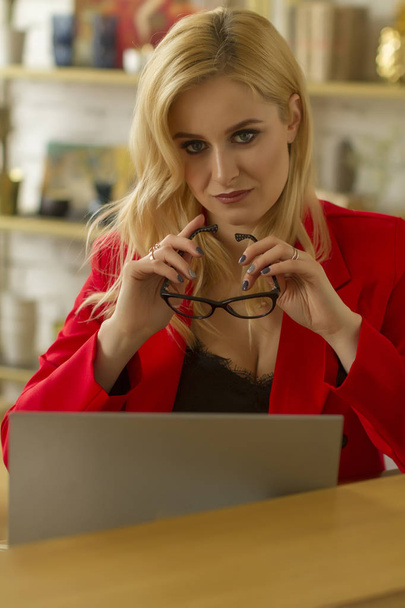 Красива блондинка бізнес-леді працює вдома на ноутбуці
. - Фото, зображення