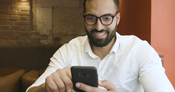 Businessman Uses Smartphone Application - Filmagem, Vídeo