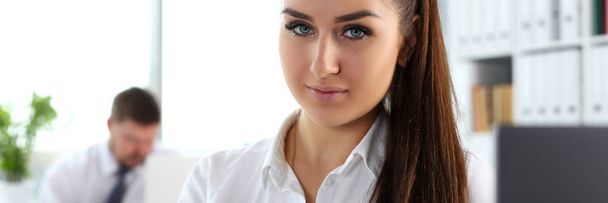 Beautiful smiling girl at workplace look in camera - Foto, afbeelding