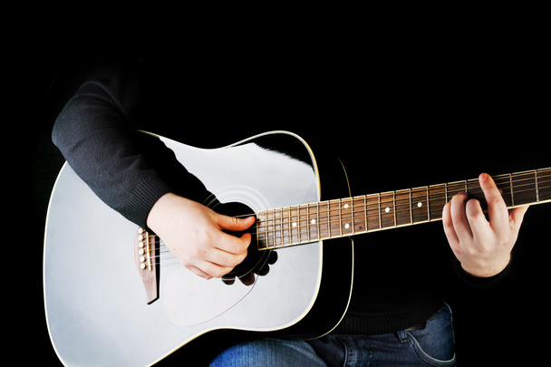 Man playing on guitar - Zdjęcie, obraz