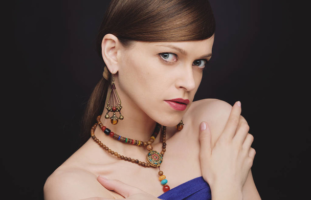 Beautiful girl with jewelry - Foto, afbeelding