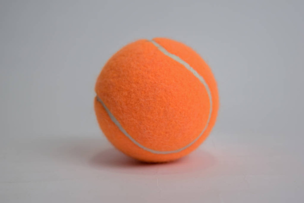 крупним планом тенісний м'яч ізольований на білому тлі
 - Фото, зображення