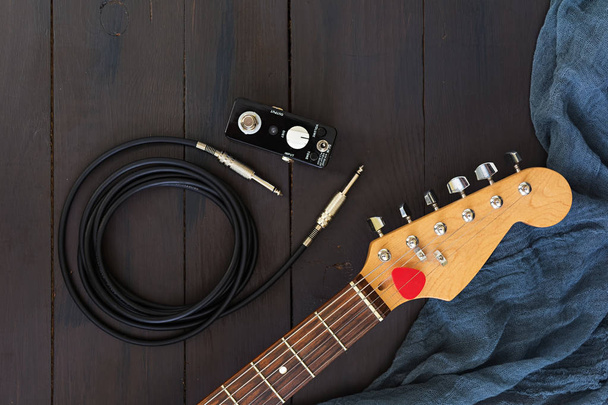 guitarra eléctrica sobre fondo oscuro
 - Foto, imagen