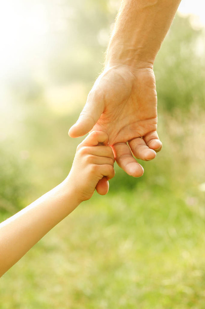 Doğadaki ebeveyn ve çocuğun elleri - Fotoğraf, Görsel