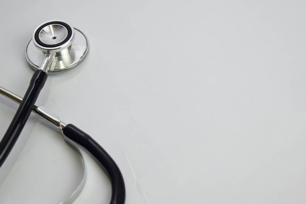 Nahaufnahme schwarzes Stethoskop. Gesundheitswesen. isoliert auf weißem Hintergrund - Foto, Bild