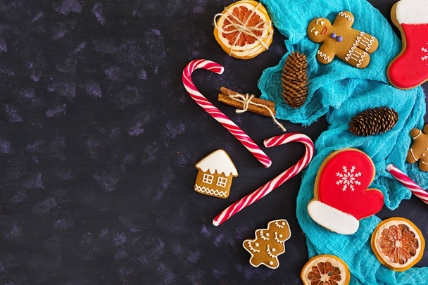 Dolci natalizi, biscotti allo zenzero su sfondo di legno. Sfondo di Natale - Foto, immagini