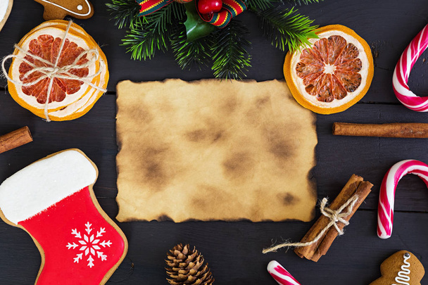 Bonbons de Noël, biscuits au gingembre sur fond en bois. Fond de Noël - Photo, image