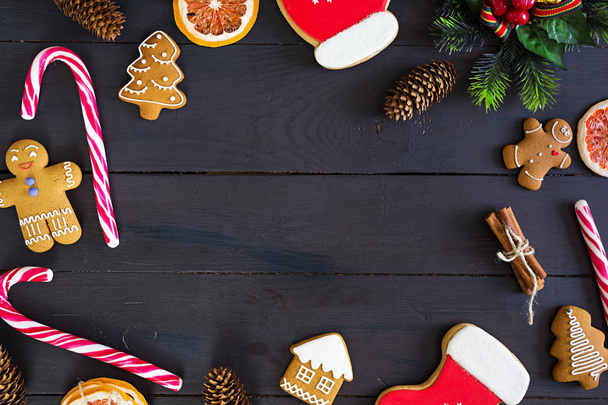 Christmas sweets, ginger cookies on wooden background. Christmas background - Foto, afbeelding