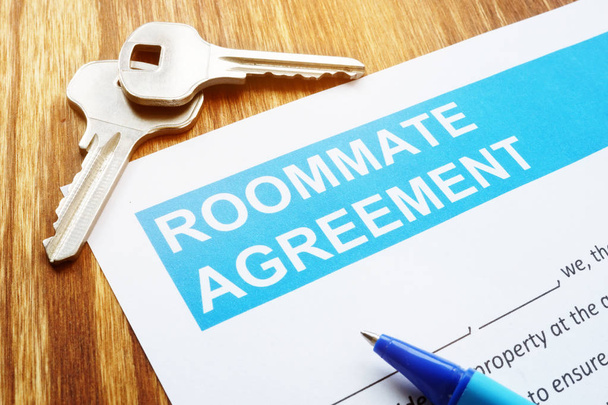Roommate overeenkomst voor huur kamer en sleutels. - Foto, afbeelding