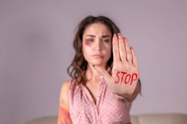 Hazai erőszak, tiltakozó és emberek koncepció - barna nő kifejező Stop tagadása a kezét a szürke szoba - Fotó, kép