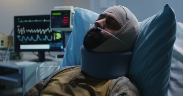 Zraněný voják ležící na nemocniční posteli - Záběry, video