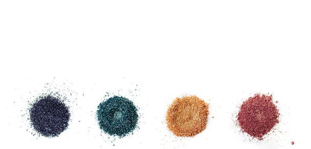 Una serie di pigmenti di colore in diverse tonalità, pigmento in polvere da vicino, ombretto glitter o mica. Isolato su sfondo bianco, vista dall'alto
 - Foto, immagini