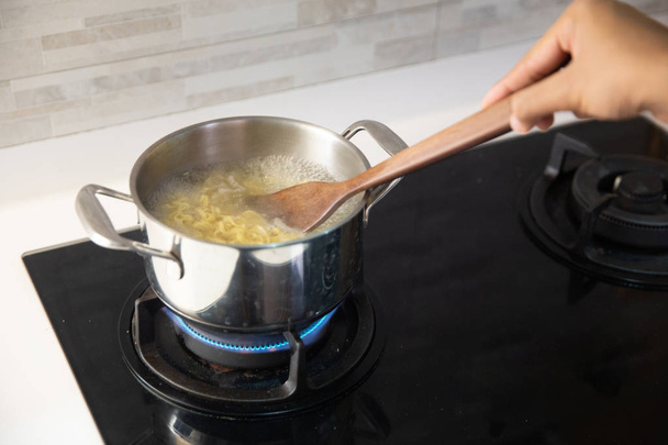 cooking instant noodle in the kitchen - Foto, imagen