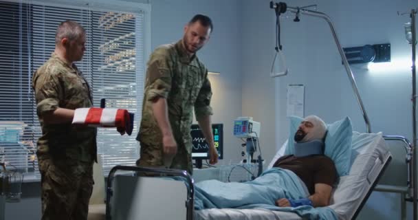 Loukkaantunut sotilas saa kunniamerkin sairaalassa.
 - Materiaali, video