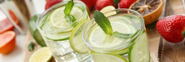 Limoen met komkommer punch huisgemaakt cocktail - Foto, afbeelding