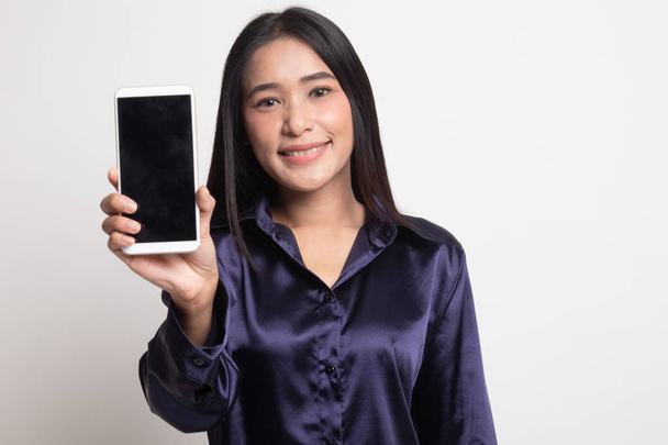 jeune femme asiatique avec téléphone mobile. - Photo, image
