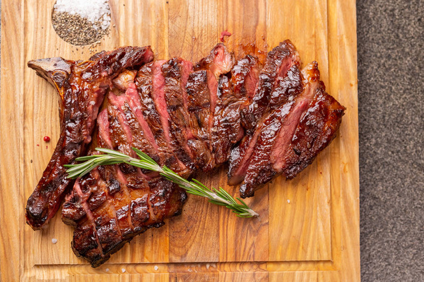 Élelmiszer-, finom, ló hús- és kézműves koncepció - szolgáló sült steak - Fotó, kép