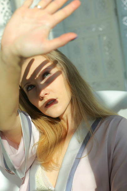Kaunis blondi piilossa auringolta
 - Valokuva, kuva
