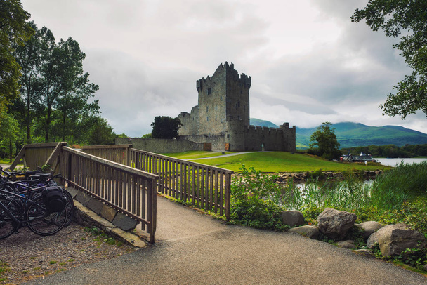 Sendero y pasarela que conduce al Castillo de Ross en Irlanda
 - Foto, Imagen