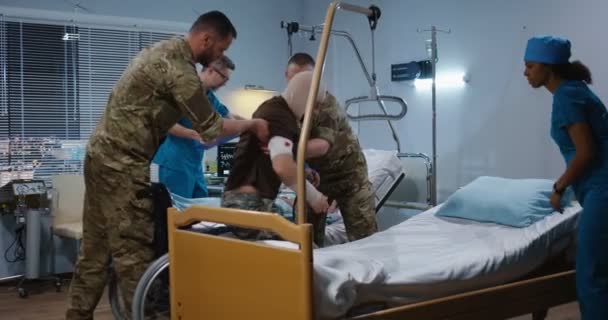 医師と看護師の間で病院で負傷した兵士 - 映像、動画