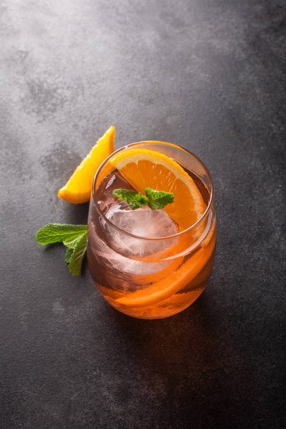 Fresh ice tea summer cocktail with orange and ice - Foto, Bild