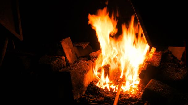 Fuego ardiente en el horno
 - Foto, Imagen
