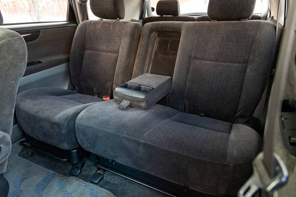 Nahaufnahme auf den Rücksitzen mit Velours-Stoffpolstern im Innenraum - Foto, Bild