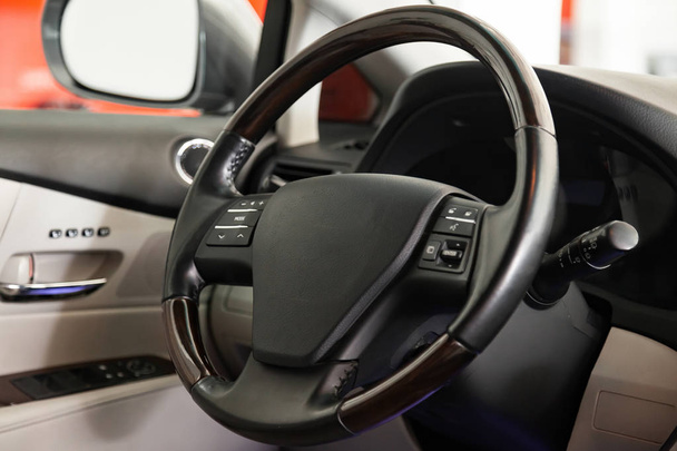 Θέα στο μαύρο χρώμα εσωτερικό του SUV αυτοκίνητο με τα μπροστινά καθίσματα, St - Φωτογραφία, εικόνα