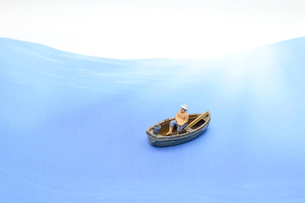 Miniatur von Figuren des Fischers auf dem Boot - Foto, Bild