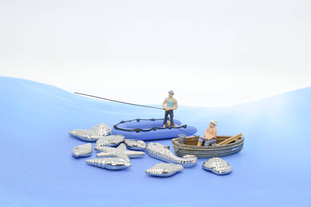 as figuras de pescador na pesca de barco
 - Foto, Imagem