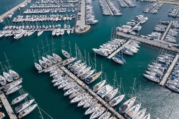 Вид с воздуха на Яхт-клуб и Марину. Белые лодки и яхты. Ph
 - Фото, изображение