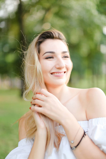 Portret van jonge gelukkige vrouw, groene achtergrond. - Foto, afbeelding