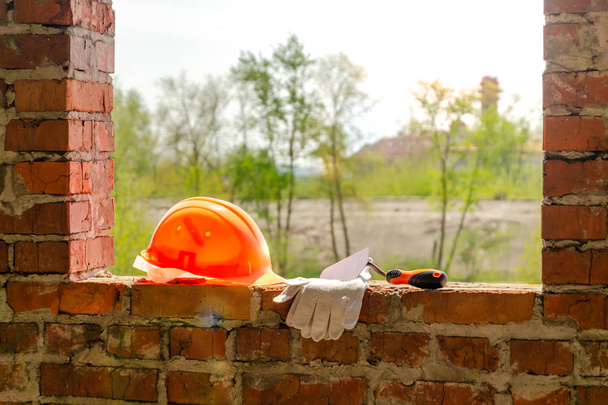 Un par de guantes y un casco masones en la construcción
. - Foto, imagen