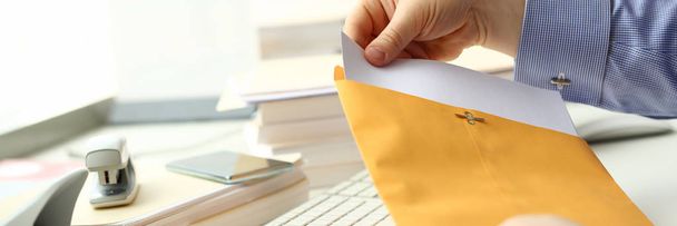 Homme d'affaires tenir la main enveloppe de courrier jaune
 - Photo, image