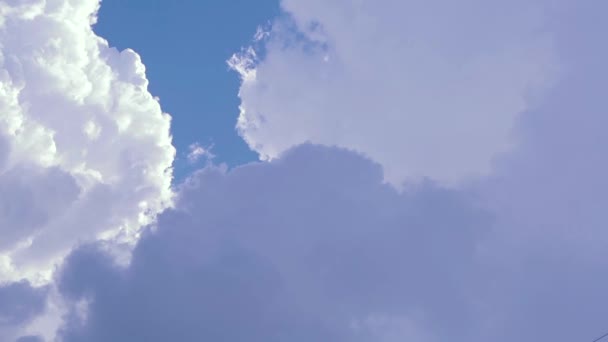 Μπλε ουρανός και μεγάλα λευκά σύννεφα. Μετεωρολογικό φόντο. Συννεφιασμένος ουρανός, βρόχος καταιγίδων σύννεφα - Πλάνα, βίντεο