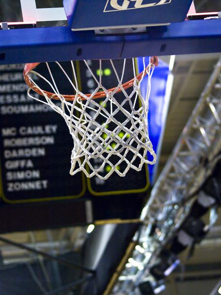 Sob o arco de basquete
 - Foto, Imagem