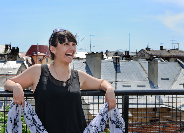 Retrato de una mujer adulta riendo con paisaje urbano
 - Foto, Imagen