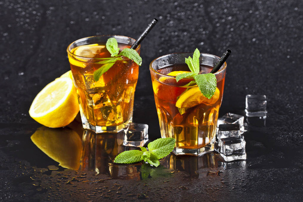 Two glasses with cold traditional iced tea with lemon, mint leav - Foto, Imagem