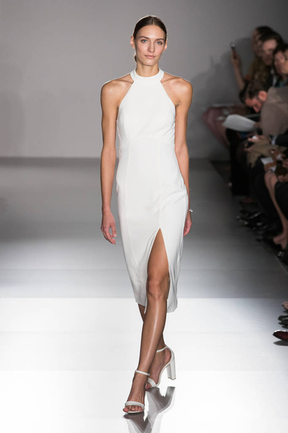 NEW YORK, NY - APRIL 12: A model walks the runway  during the Amsale Bridal Spring 2020 fashion collection at New York Fashion Week: Bridal on April 12, 2019 in NYC. - Foto, imagen