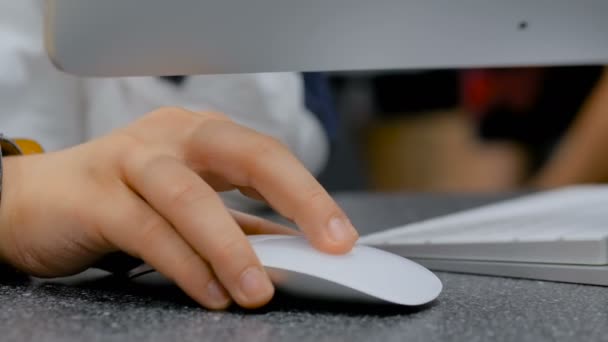 Nastolatek ręka z białą myszą - Materiał filmowy, wideo