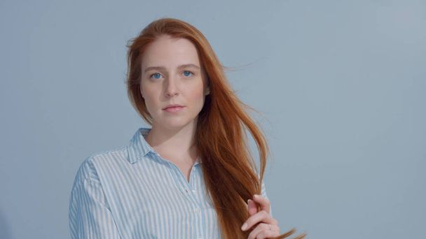 gingerhead κόκκινα μαλλιά, τζίντζερ μαλλιά μοντέλο με μπλε μάτια σε μπλε φόντο - Φωτογραφία, εικόνα