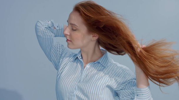 gingerhead rode haren, gember haar model met blauwe ogen op blauwe achtergrond - Foto, afbeelding