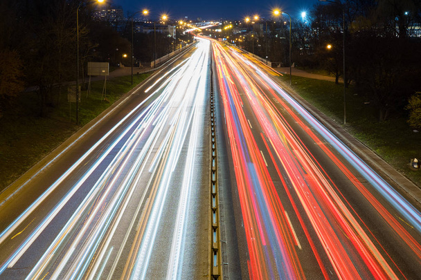 Linie prędkości z ruchu samochodowego na drodze ekspresowej w Warszawie - Zdjęcie, obraz