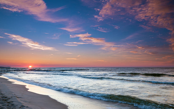Zachód słońca i dramatyczne niebo nad Morzem Bałtyckim - Zdjęcie, obraz