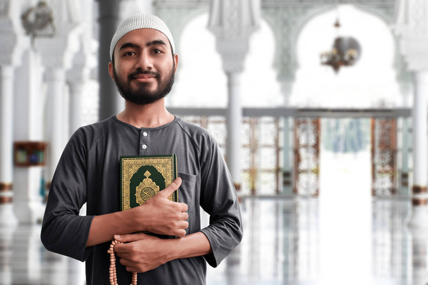 Religious muslim man praying in mosque - Foto, immagini