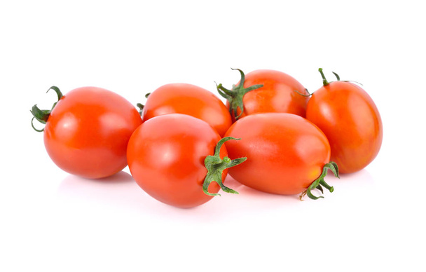 celé čerstvé rajče s stonkem na bílém pozadí - Fotografie, Obrázek