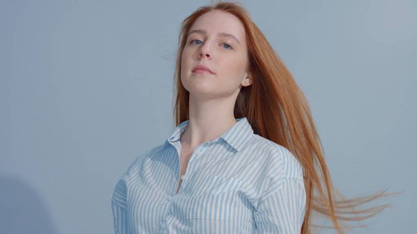 gingerhead vörös haját, és gyömbér Hajmodell munka kék alapon kék szemmel - Fotó, kép