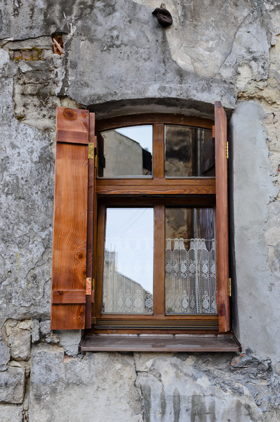 Fenêtre en bois sur un vieux mur dégradé
 - Photo, image